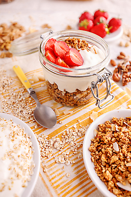 포토 JPG 해외이미지 그릇 딸기 유리병 실내 사람없음 아웃포커스 숟가락 식탁보 요거트 뮤즐리 그래놀라 해외포토 식기 음식 과일 병_용기 유제품 촬영기법 수저 내부 파일형식 이미지허브