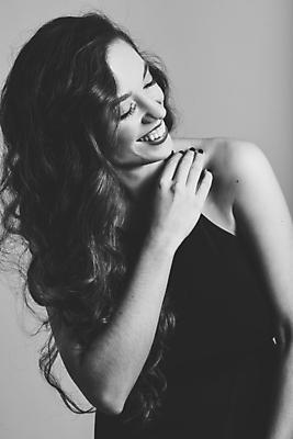 포토 JPG 해외이미지 백인 여자 흑백 실내 한명 웃음 상반신 성인 앞모습 파마 성인여자한명만 해외포토 서양인 1 헤어스타일 뷰포인트 촬영기법 표정 사람 내부 여자한명만 성인여자만 파일형식 이미지허브