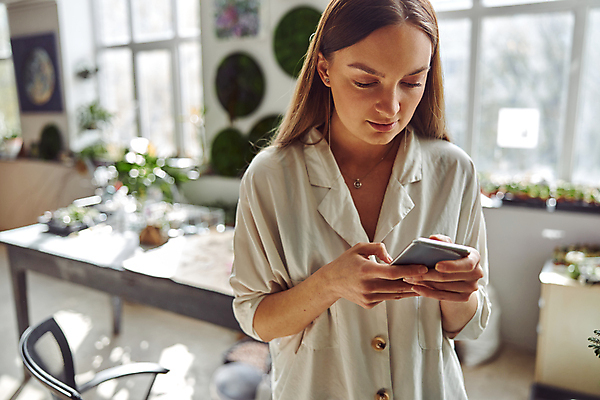 포토 JPG 해외이미지 식물 손 여자 꽃 화초 장갑 꽃무늬 유리 탁자 선인장 주택 이끼 미술 한명 취미 내부 목재 장식 초록색 정원 꽃병 성장 신선 냄비 디자이너 꽃집 원예 DIY 내추럴 광합성 구성 땅바닥 원예사 핸드메이드 해외포토 나무 직업 1 잡화 컬러 가구 무늬 재료 재질 문화예술 바닥 사람 건물 신체부위 상점 솥 파일형식 이미지허브