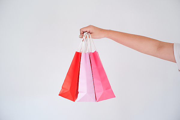 포토 JPG 해외이미지 백인 1 라이프스타일 여자 행복 백그라운드 가방 휴가 선물 미소 사람 성인 사람없음 쇼핑 뷰티 유행 세일 상점 검은색 기쁨 흰색 잡기 구매 쇼핑몰 고객 소매 적재 고립 쇼퍼홀릭 해외포토 서양인 잡화 감정 컬러 모션 표정 생활 파일형식 이미지허브