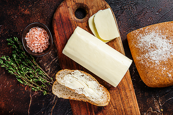 포토 JPG 해외이미지 식재료 실내 사람없음 하이앵글 바게트 허브 버터 나무도마 나무배경 핑크솔트 해외포토 식물 빵 뷰포인트 백그라운드 도마 내부 목재 소금 파일형식 이미지허브