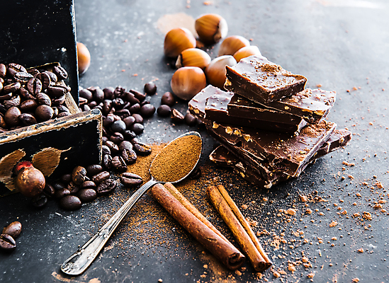 포토 JPG 해외이미지 조각 사람없음 쌓기 초콜릿 숟가락 검은색 원두 지저분함 향신료 시나몬가루 시나몬스틱 개암 해외포토 열매 커피 컬러 모션 디저트 수저 감각 가루 시나몬 향미료 파일형식 이미지허브