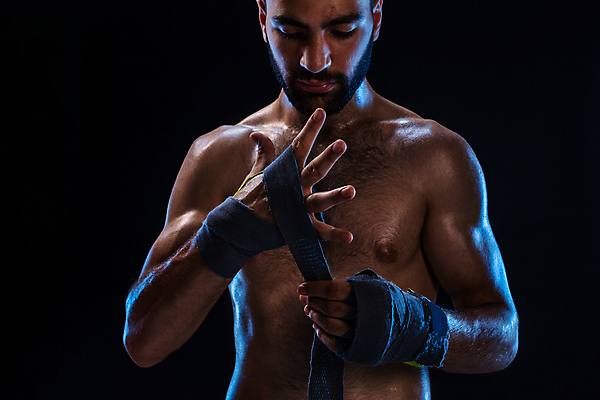 포토 JPG 해외이미지 남자 흑인 검은배경 실내 한명 상반신 성인 앞모습 권투 권투선수 근육질 감싸기 킥복싱 성인남자한명만 해외포토 서양인 1 뷰포인트 백그라운드 모션 근육 운동선수 사람 내부 검은색 격투기 몸매 남자한명만 성인남자만 파일형식 이미지허브