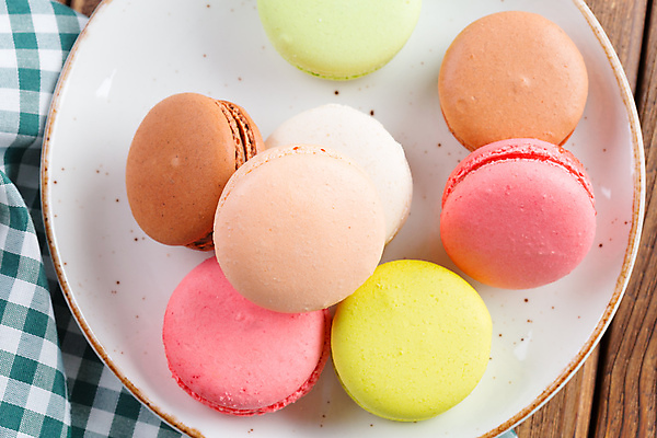 포토 JPG 해외이미지 접시 디저트 실내 사람없음 달콤 체크무늬 마카롱 나무배경 해외포토 식기 음식 백그라운드 무늬 내부 맛 파일형식 이미지허브