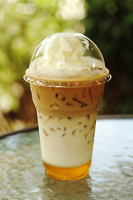 포토 JPG 해외이미지 커피 음료 음식 유리 탁자 디저트 사람없음 컵 갈색 식당 초콜릿 냉동 얼음 검은색 거품 카페 우유 추위 흰색 신선 칵테일 달콤 시원함 설탕 크림 상쾌 부드러움 카푸치노 에스프레소 떨림 라떼 모카 채찍 맛있는 해외포토 자연요소 식기 감정 컬러 가구 모션 재질 유제품 주류 상점 감각 맛 파일형식 이미지허브