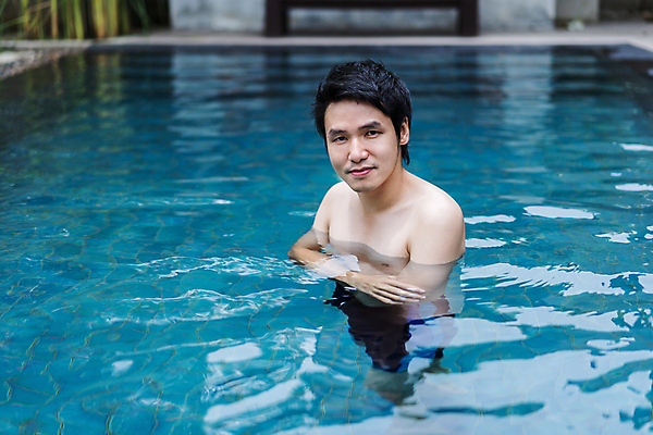 포토 JPG 해외이미지 모델 라이프스타일 응시 남자 행복 스포츠 신체 태국 놀이 휴가 휴식 한국 한명 사람 동양인 성인 야외 물 파란색 일본 수영 중국 젖음 흰색 신선 팔 교차 해외포토 자연요소 1 시선 감정 아시아 컬러 컨셉 인종 생활 신체부위 수상스포츠 파일형식 이미지허브