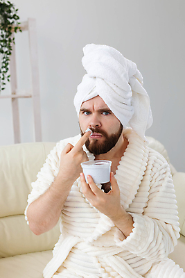 포토 JPG 해외이미지 남자 수염 한명 들기 상반신 성인 수건 뷰티 관찰 목욕가운 찡그림 냄새 스킨케어 미간 보습크림 성인남자한명만 해외포토 1 모션 표정 사람 위생용품 화장품 가운 남자한명만 성인남자만 파일형식 이미지허브