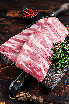 포토 JPG 해외이미지 그릇 식재료 실내 생고기 돼지고기 사람없음 아웃포커스 신선 후추 식칼 나무도마 등갈비 백리향 나무배경 해외포토 식기 백그라운드 주방용품 도마 촬영기법 육류 내부 목재 향신료 파일형식 이미지허브