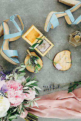 포토 JPG 해외이미지 꽃 구두 꽃다발 실내 사람없음 상자 하이앵글 하이힐 오브젝트 해외포토 식물 뷰포인트 신발 내부 여성화 파일형식 이미지허브