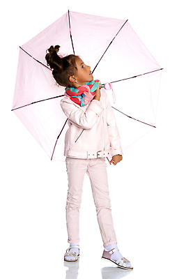 포토 JPG 해외이미지 백인 라이프스타일 계절 여자 딸 행복 어린이 바다 백그라운드 우산 장난 가족 자연 날씨 한명 미소 사람 야외 물 여름 태양 봄 기쁨 낭만 젖음 가을 흰색 잡기 보호 작음 아래 양산 고립 방수 해외포토 자연요소 서양인 1 감정 컬러 컨셉 관계 모션 표정 생활 크기 방향 생태계 위치 파일형식 이미지허브