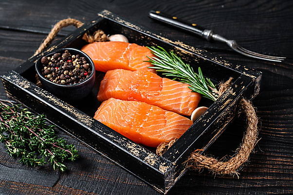 포토 JPG 해외이미지 그릇 포크 재료 실내 마늘 사람없음 허브 날것 연어 후추 로즈메리 토막 나무쟁반 연어스테이크 나무배경 해외포토 식물 식기 백그라운드 채소 쟁반 어류 스테이크 내부 목재 향신료 파일형식 이미지허브