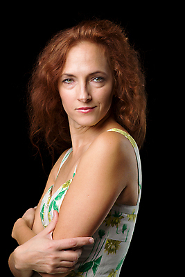 포토 JPG 해외이미지 백인 모델 라이프스타일 헤어스타일 손 응시 드레스 여자 행복 감정 얼굴 포즈 백그라운드 휴식 한명 미소 사람 성인 여름 뷰티 유행 카메라 검은색 흰색 우아함 닫기 흥분 긍정 여름옷 스타일 해외포토 서양인 1 시선 옷 계절 컬러 컨셉 모션 표정 생활 신체부위 전자제품 파일형식 여름_계절 이미지허브