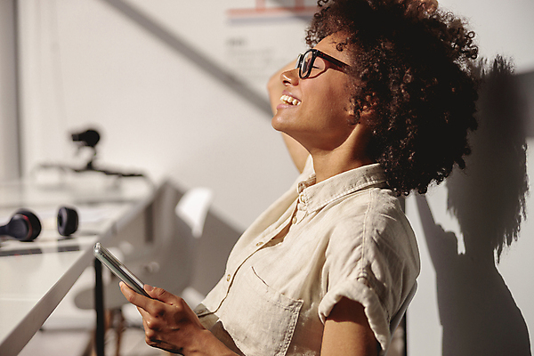 포토 JPG 해외이미지 서양인 우먼라이프 여자 흑인 그림자 한명 웃음 들기 상반신 성인 옆모습 스마트폰 눈감음 비즈니스우먼 성인여자한명만 안경낌 해외포토 외국인 1 라이프스타일 안경 뷰포인트 비즈니스 모션 표정 사람 핸드폰 스마트기기 직장인 여자한명만 성인여자만 파일형식 이미지허브