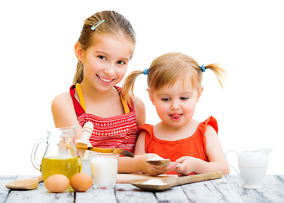 포토 JPG 해외이미지 백인 행복 얼굴 어린이 음식 백그라운드 2 가족 탁자 주택 건강 요리 미소 사람 두명 친구 주방 요리사 우유 흰색 아기 아침식사 기름 사과 설탕 굽기 먹기 흰배경 자매 반죽 밀가루 고립 해외포토 서양인 직업 여자 감정 컬러 가구 과일 관계 모션 유제품 표정 건물 신체부위 식사 가루 구이 파일형식 이미지허브