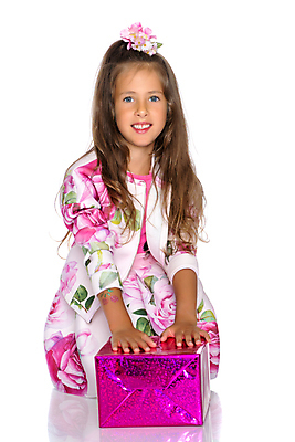 포토 JPG 해외이미지 나무 백인 여자 딸 행복 리본 어린이 크리스마스 겨울 가족 휴가 전등 새로움 새해 주택 기념 선물 사랑 한명 미소 사람 장식 상자 산타클로스 화환 놀람 기쁨 흰색 축하 아기 잡기 생일 구매 연도 패키지 마법 고립 클라우스 해외포토 서양인 식물 1 계절 기념일 꽃 감정 컬러 컨셉 관계 모션 조명 표정 건물 쇼핑 파일형식 이미지허브