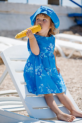 포토 JPG 해외이미지 백인 모자 라이프스타일 드레스 옷 딸 어린이 장난 휴가 옥수수 한명 야외 여름 파란색 태양 유행 맑음 침대 작음 먹기 결백 천진난만 해외포토 자연요소 서양인 1 잡화 계절 컬러 가구 컨셉 가족 모션 날씨 곡류 사람 생활 크기 파일형식 이미지허브