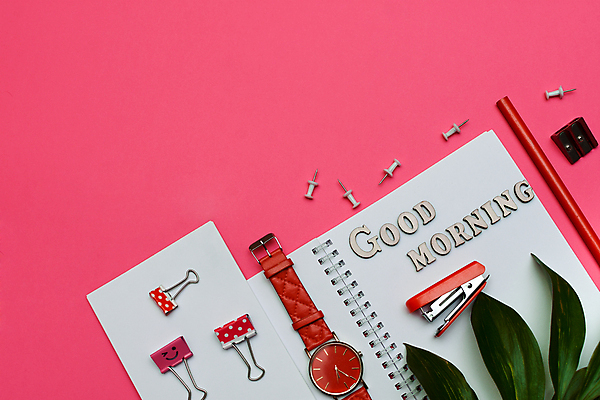 포토 JPG 해외이미지 템플릿 디자인 배너 꽃잎 포스터 종이 분홍색 백그라운드 비즈니스 텍스트 탁자 표면 아침 설계 사람없음 빨간색 연필 펜 우주 공백 인사 작업 메시지 스테이플러 편지 손목시계 레이아웃 엽서 시트 엘리먼트 플랫레이 카피스페이스 해외포토 주간 꽃 시계 컬러 가구 컨셉 장신구 학용품 필기구 사무용품 예절 플랫 파일형식 이미지허브