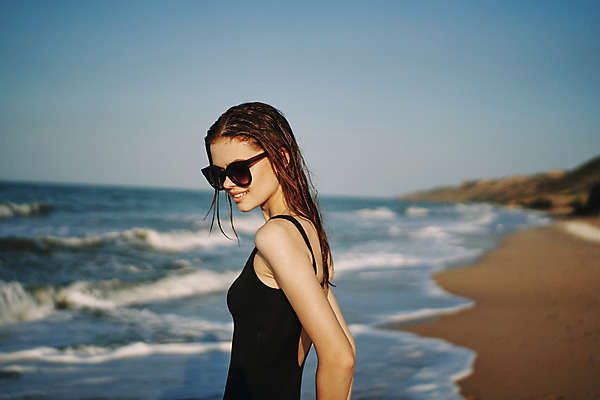 포토 JPG 해외이미지 주간 여자 여유 휴식 한명 상반신 성인 해변 야외 옆모습 아웃포커스 여름휴가 바캉스 선글라스 성인여자한명만 해외포토 자연요소 1 감정 안경 바다 뷰포인트 컨셉 휴가 촬영기법 사람 여자한명만 성인여자만 파일형식 여름_계절 이미지허브