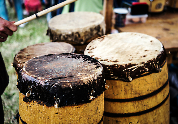 포토 JPG 해외이미지 전통 문화 음악 백그라운드 놀이 타악기 미술 여러명 사람없음 목재 갈색 축제 소리 기구 시장 가죽 오브젝트 질감 드럼 기념품 부족 드러머 때리기 리듬 뮤지컬 민화 옛날 해외포토 나무 악기 컬러 다수 컨셉 재료 모션 문화예술 사람 그림 파일형식 이미지허브