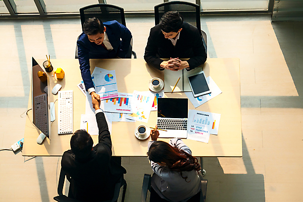 포토 JPG 해외이미지 직업 여자 남자 회사 비즈니스 사업가 통신 통계 탁자 회의 협력 설계 직장 대화 설명 사람 여러명 노트북 컴퓨터 사무실 업무 비즈니스맨 비즈니스우먼 발표 그룹 계획 토론 책상 동료 회의실 머리위 마케팅 세미나 통일 프로젝트 브레인스토밍 해외포토 가구 다수 컨셉 관계 모션 말하기 전자제품 작업 직장인 파일형식 이미지허브