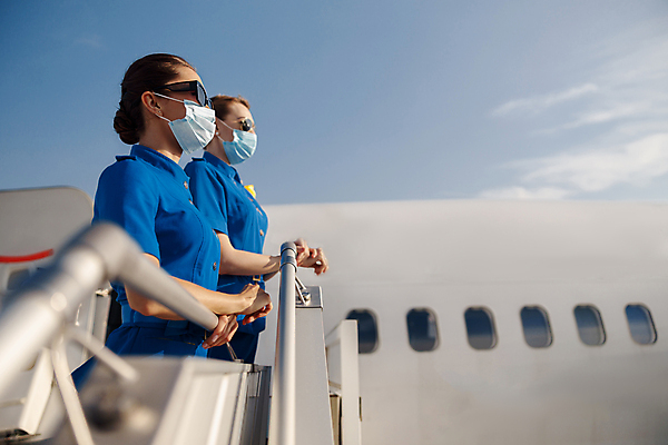 포토 JPG 해외이미지 주간 여자 여행 하늘 비행기 함께함 마스크 서기 상반신 성인 야외 두명 옆모습 선글라스 승무원 동료 성인여자만 코로나바이러스 델타변이바이러스 오미크론 해외포토 자연요소 직업 안경 뷰포인트 컨셉 관계 항공교통 모션 대중교통 사람 바이러스 여자만 성인만 파일형식 이미지허브