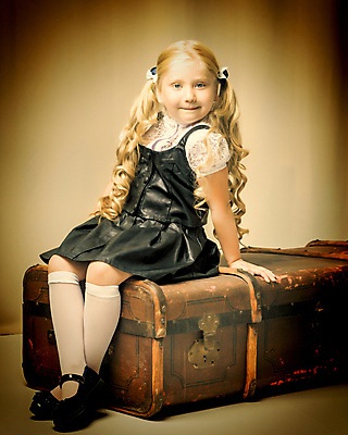 포토 JPG 해외이미지 전신 응시 원피스 여자 어린이 포즈 양갈래머리 실내 한명 앉기 옆모습 나무상자 비네팅 소녀한명만 해외포토 1 헤어스타일 시선 옷 뷰포인트 모션 촬영기법 사람 내부 상자 여자한명만 소녀만 파일형식 이미지허브