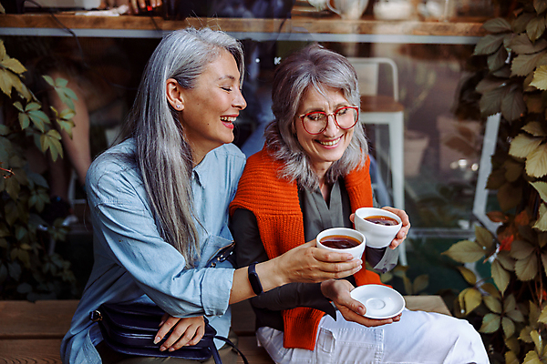 포토 JPG 해외이미지 백인 여자 행복 커피 음료 벤치 창문 관계 휴식 함께함 미소 사람 앉기 동양인 성인 야외 두명 컵 초록색 머리카락 우정 카페 회색 잡기 뜨거움 쌍 큼 긍정 아이비 내추럴 해외포토 서양인 식물 식기 감정 컬러 컨셉 의자 모션 표정 인종 친구 머리 상점 크기 파일형식 이미지허브