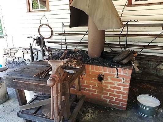 포토 JPG 해외이미지 산업 장갑 벽돌 집게 사람없음 금속 도구 공구 뜨거움 오븐 난로 양동이 대장장이 석탄 해외포토 잡화 재질 가전제품 난방기 파일형식 이미지허브