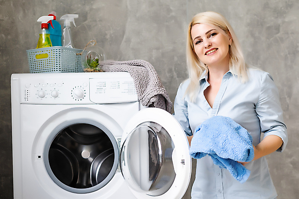 포토 JPG 해외이미지 라이프스타일 옷 여자 가사 한명 들기 상반신 성인 앞모습 수건 흰색 빨래 청소도구 세탁기 빨랫감 성인여자한명만 해외포토 1 뷰포인트 컬러 모션 사람 생활 위생용품 가전제품 도구 청소 여자한명만 성인여자만 파일형식 이미지허브
