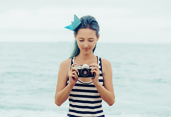포토 JPG 해외이미지 백인 1 라이프스타일 여자 행복 종이 바다 여행 자연 휴가 휴식 한명 사람 20대 성인 야외 물 여행객 카메라 수확 복고 종이접기 선원 옛날 픽업 카피스페이스 해외포토 자연요소 서양인 감정 컨셉 농업 청년 생활 전자제품 공백 생태계 접기 파일형식 이미지허브
