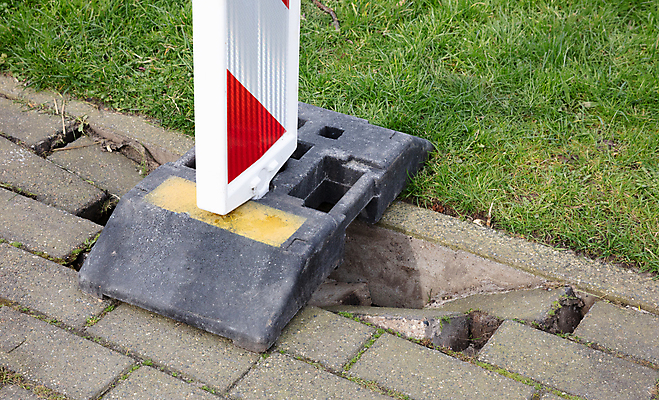 포토 JPG 해외이미지 백그라운드 포장 건축양식 추상 바닥 경고 사람없음 건물 빨간색 갈색 검은색 회색 흰색 보행로 수리 경고문 그런지 깨짐 해외포토 건축물 건축 길 컬러 컨셉 무늬 파일형식 이미지허브
