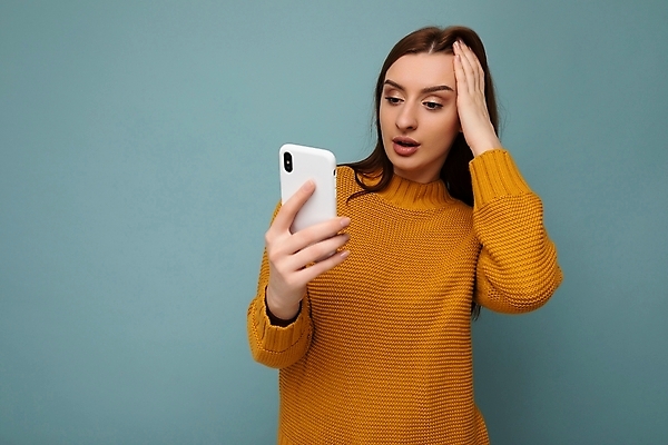 포토 JPG 해외이미지 여자 생각 인터넷 모바일 아이디어 기술 한명 사람 성인 스마트폰 핸드폰 정보 전화기 온라인 배려 해외포토 1 컨셉 전자제품 스마트기기 파일형식 이미지허브