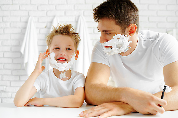 포토 JPG 해외이미지 백인 응시 남자 행복 아들 어린이 티셔츠 함께함 실내 웃음 들기 소년 상반신 성인 두명 앞모습 아빠 바르기 면도 면도기 면도크림 남자만 해외포토 서양인 시선 감정 뷰포인트 컨셉 셔츠 가족 모션 표정 사람 내부 위생용품 파일형식 이미지허브