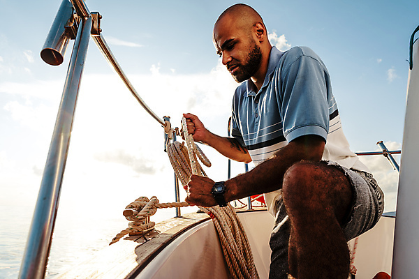 포토 JPG 해외이미지 남자 밧줄 흑인 요트 하늘 한명 상반신 성인 옆모습 여름휴가 바캉스 잡기 무릎꿇기 풀기 성인남자한명만 해외포토 서양인 1 줄 뷰포인트 배_교통 모션 휴가 사람 남자한명만 성인남자만 파일형식 여름_계절 이미지허브