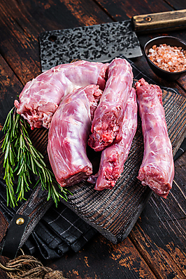 포토 JPG 해외이미지 그릇 실내 생고기 사람없음 날것 목 식칼 로즈메리 나무도마 칠면조고기 나무배경 핑크솔트 해외포토 식기 백그라운드 주방용품 도마 육류 내부 목재 신체부위 허브 소금 파일형식 이미지허브