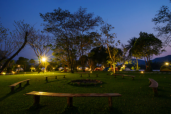포토 JPG 해외이미지 나무 계절 공원 길 백그라운드 잎 벤치 자연 하늘 거리 한명 풍경 야외 초록색 파란색 빛 노란색 평화 정원 어둠 침묵 새벽 램프 시간 원형 야간 저녁 장면 해외포토 자연요소 도형 식물 1 공공시설 컬러 컨셉 의자 조명 사람 소리 생태계 파일형식 이미지허브