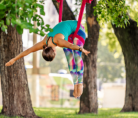 포토 JPG 해외이미지 주간 전신 나무 공원 여자 팔벌리기 매달리기 건강 한명 성인 야외 옆모습 뒷모습 아웃포커스 운동 요가자세 요가복 플라잉요가 성인여자한명만 요가해먹 해외포토 자연요소 식물 1 공공시설 뷰포인트 포즈 요가 모션 촬영기법 사람 운동복 여자한명만 성인여자만 파일형식 이미지허브