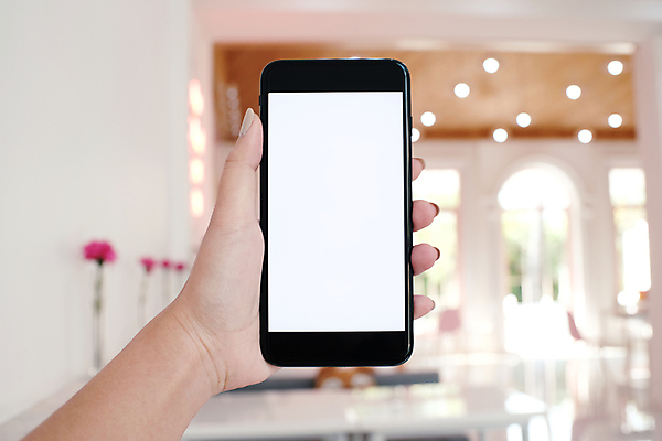 포토 JPG 해외이미지 손 실내 들기 아웃포커스 신체부위 스마트폰 목업 해외포토 모션 촬영기법 사람 내부 핸드폰 스마트기기 파일형식 이미지허브