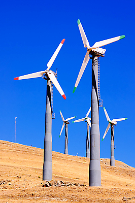 포토 JPG 해외이미지 선 밭 자연 바람 풍경 사람없음 초록색 파란색 글로벌 햇빛 농장 환경 탑 금속 힘 재활용 풍차 발전기 에너지 흰색 칼날 역 보호 프로펠러 회전 연료 자원 세대 유지 혁명 되감기 효율 해외포토 자연요소 건축물 컬러 컨셉 농업 교통시설 재질 날씨 태양 발전소 친환경 생태계 파일형식 이미지허브