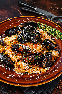 포토 JPG 해외이미지 접시 포크 파스타 실내 사람없음 해물요리 해산물 홍합 라자냐 홍합스파게티 나무배경 해외포토 식기 음식 백그라운드 어패류 서양음식 스파게티 내부 이탈리아음식 파일형식 이미지허브