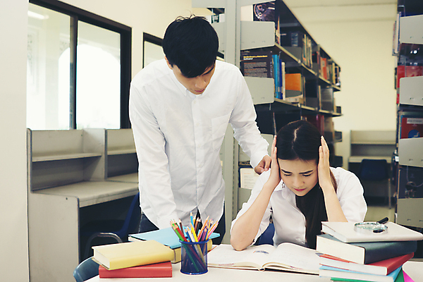 포토 JPG 해외이미지 학생 라이프스타일 여자 교육 스트레스 사람 동양인 성인 두명 10대 책 스터디 독서 터치 도서관 대학교 문제 해외포토 학교 청소년 인종 생활 학습 파일형식 이미지허브
