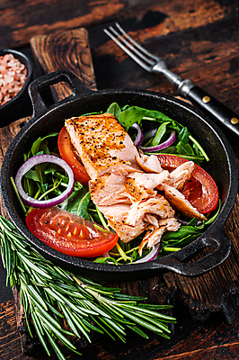 포토 JPG 해외이미지 그릇 포크 토마토 양파 실내 사람없음 냄비 연어 나무도마 연어샐러드 연어스테이크 연어요리 나무배경 핑크솔트 해외포토 식기 음식 백그라운드 채소 도마 어류 스테이크 내부 목재 샐러드 솥 소금 파일형식 이미지허브