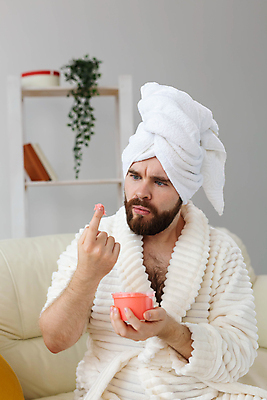 포토 JPG 해외이미지 남자 수염 한명 들기 상반신 성인 수건 뷰티 관찰 목욕가운 찡그림 스킨케어 미간 스크럽 스크럽제 성인남자한명만 해외포토 1 모션 표정 사람 위생용품 가운 남자한명만 성인남자만 파일형식 이미지허브