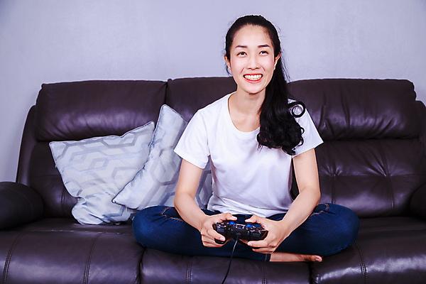 포토 JPG 해외이미지 백인 라이프스타일 여자 행복 백그라운드 장난 태국 놀이 주택 한국 한명 사람 앉기 동양인 성인 취미 컴퓨터 소파 일본 중국 기쁨 게임 흰색 긴급 표현 잡기 흥분 조이스틱 동영상 위로 게이머 관리자 비디오게임 제어 해외포토 서양인 1 감정 아시아 컬러 의자 모션 인종 건물 생활 전자제품 게임기 파일형식 이미지허브