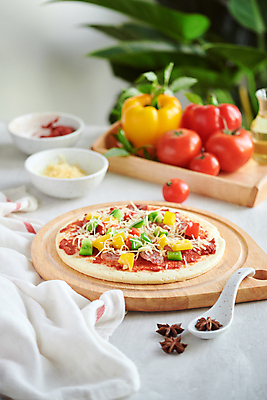 포토 JPG 해외이미지 그릇 토마토 탁자 파프리카 피자 실내 사람없음 아웃포커스 숟가락 식탁보 나무도마 나무쟁반 팔각회향 해외포토 식기 가구 채소 도마 패스트푸드 쟁반 서양음식 촬영기법 수저 내부 목재 향신료 파일형식 이미지허브