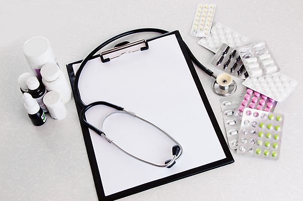 포토 JPG 해외이미지 백그라운드 청진기 나선형 건강 병원 주사기 사람없음 알약 약 우주 공책 공백 진료 고통 장비 시험 의사 흰색 업무 그룹 질병 약국 책상 오브젝트 서식 문서 클립 처방 조제 서류판 터키석 항생제 카피스페이스 해외포토 교육 감정 컬러 가구 무늬 의학 의료기기 문구용품 사무용품 의료진 작업 보석 만들기 파일형식 이미지허브
