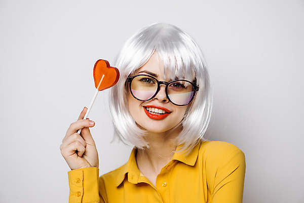 포토 JPG 해외이미지 여자 막대사탕 한명 미소 들기 상반신 성인 앞모습 하트 은색 가발 성인여자한명만 안경낌 힙스터 해외포토 모양 1 패션 안경 뷰포인트 컬러 모션 표정 사탕 사람 여자한명만 성인여자만 파일형식 이미지허브