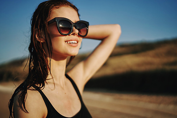 포토 JPG 해외이미지 주간 여자 여유 휴식 한명 상반신 성인 해변 야외 옆모습 아웃포커스 여름휴가 바캉스 선글라스 성인여자한명만 해외포토 자연요소 1 감정 안경 바다 뷰포인트 컨셉 휴가 촬영기법 사람 여자한명만 성인여자만 파일형식 여름_계절 이미지허브