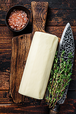포토 JPG 해외이미지 식재료 실내 사람없음 하이앵글 허브 식칼 버터 나무도마 나무배경 핑크솔트 해외포토 식물 뷰포인트 백그라운드 주방용품 도마 내부 목재 소금 파일형식 이미지허브