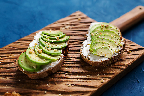 포토 JPG 해외이미지 과일 사람없음 아웃포커스 신선 유기농 파란배경 호두 토스트 아보카도 나무도마 해외포토 웰빙 빵 백그라운드 도마 촬영기법 목재 파란색 견과류 파일형식 이미지허브